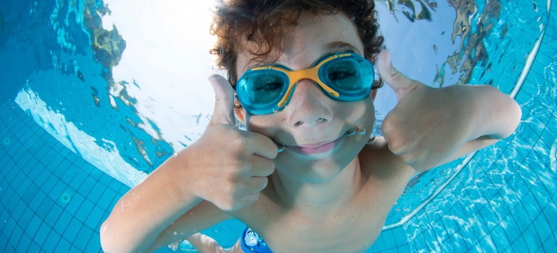 dieťa ponorené vo vode