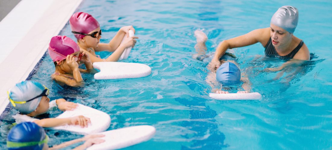 deti plávajú v bazéne